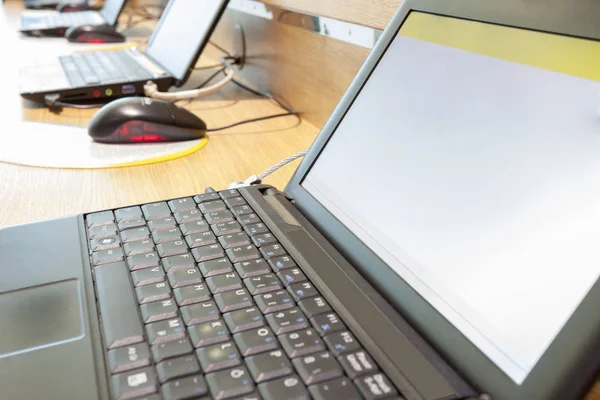 Mock up laptop skärm på kontoret — Stockfoto