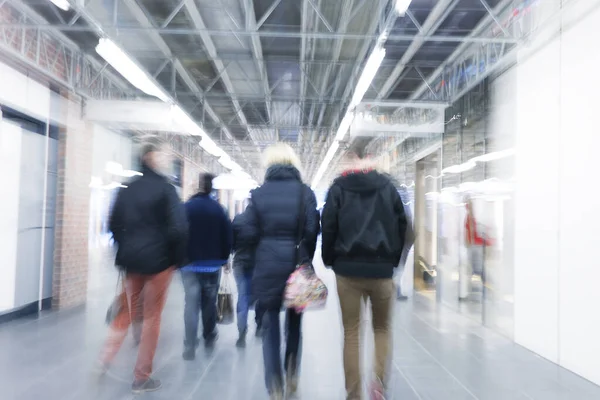 Große Gruppe von Geschäftsleuten zu Fuß — Stockfoto