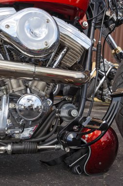 Şehirde park etmiş birkaç motosikletten biri.