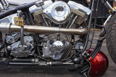 Şehirde park etmiş birkaç motosikletten biri.