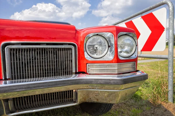 Klasický luxusní vintage auto v krajině — Stock fotografie