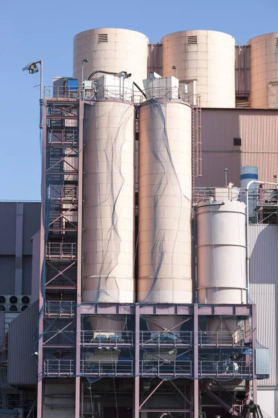 Vorratsbehälter aus Edelstahl im Chemiewerk — Stockfoto