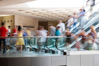 Yürüyen merdivendeki insanlar, yoğun saatler, hareket bulanıklığı