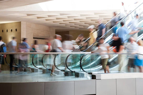 Gente Escaleras Mecánicas Hora Punta Desenfoque Movimiento —  Fotos de Stock