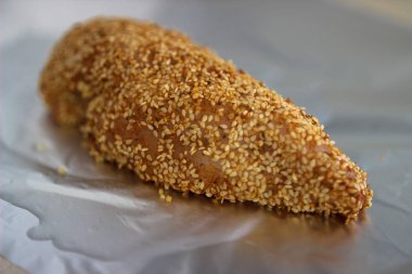 Susam tohumu ile pişmiş tavuk