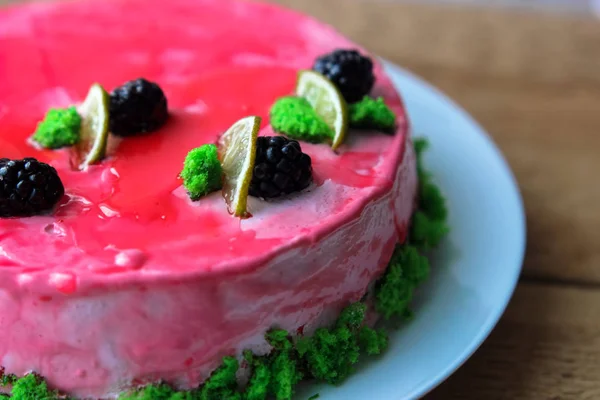イチゴとクリーム入りケーキ — ストック写真