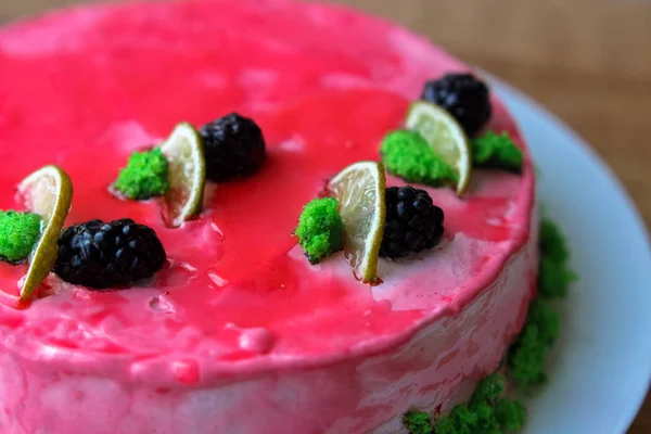 イチゴとクリーム入りケーキ — ストック写真