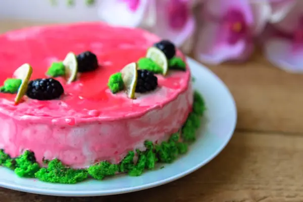 Kuchen Mit Erdbeeren Und Sahne — Stockfoto