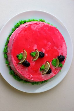 Çilekli kek ve krema.