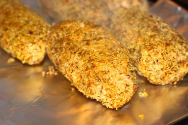 Susam tohumu ile pişmiş tavuk