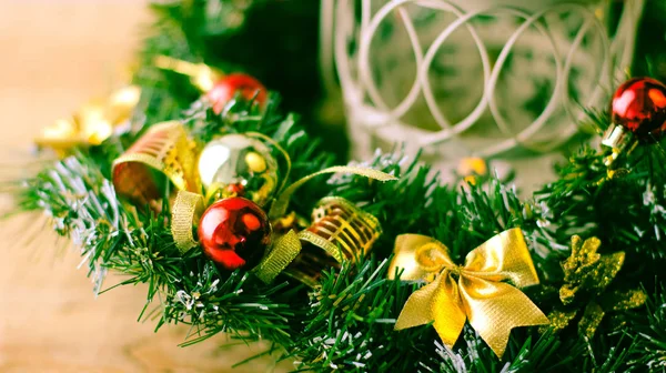 Árbol Navidad Decoraciones Sobre Fondo Madera — Foto de Stock