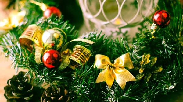 Árbol Navidad Decoraciones Sobre Fondo Madera — Foto de Stock