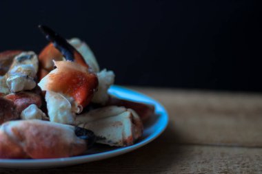 Atlantic Coast içinde belgili tanımlık siyah geçmiş bir tabakta gelen yengeç pençeleri