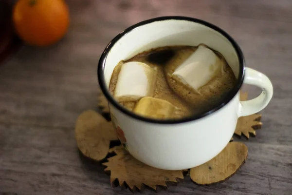 Kaffee Mit Marshmallow Einer Weißen Tasse Auf Verschwommenem Holzgrund Der — Stockfoto