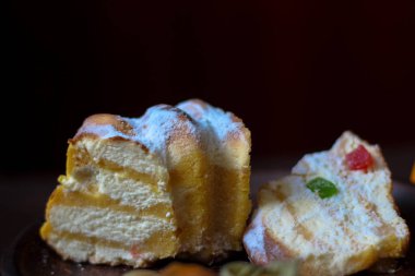 Lezzetli peynirli kek. Cheesecake bir kil tabakta lezzetli bir dilim