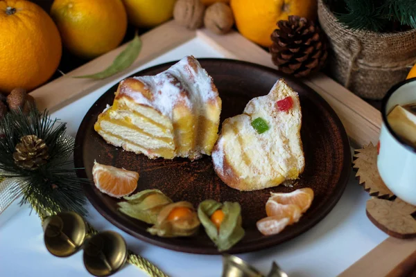 Ansicht Der Weihnachtsdekoration Weihnachtsobjekte Getrocknete Orangenscheiben Zimt Tannenzapfen Tannenzweig Tasse — Stockfoto