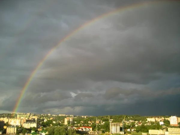 Regenboog Een Stad Luchtfoto Van Een Regenboog Boven Stad — Stockfoto