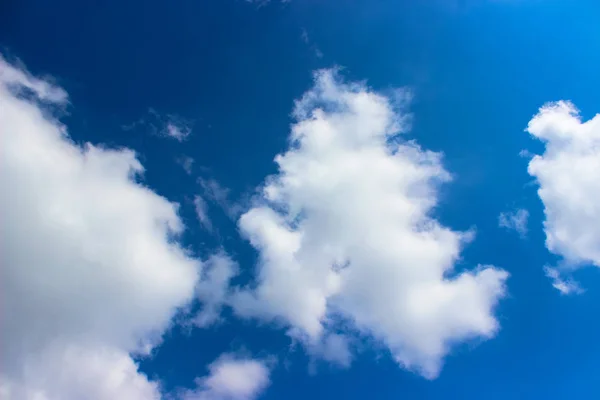 美しい青空を背景の美しい白い雲 — ストック写真