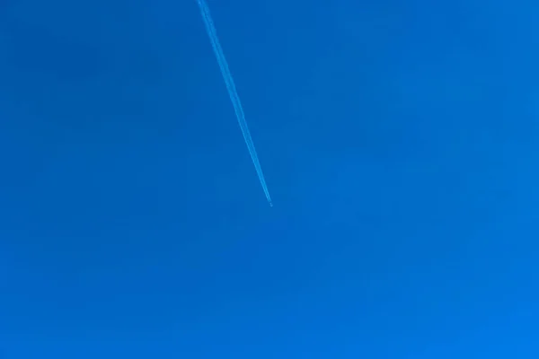 Υπάρχει Ένα Αεροπλάνο Στον Ασυννέφιαστο Ουρανό — Φωτογραφία Αρχείου