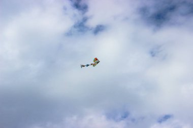 Güzel renkli uçurtma içinde mavi bir bulutlu gökyüzü uçan