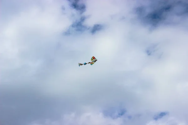 青い曇り空で美しいカラフルな凧 — ストック写真
