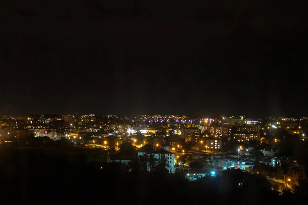 素晴らしい風景です 夜の街の明かり 霧の中で夜市線 — ストック写真