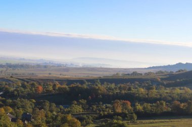 Bir uzun ufuk ve güzel mavi gökyüzü ile tepelerde muhteşem panoramik manzara görünümü
