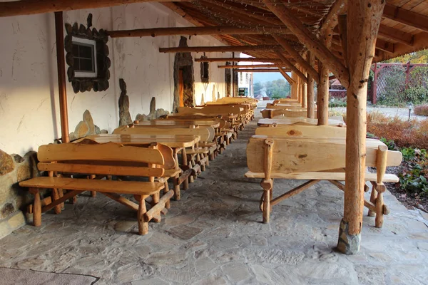 Αγροτική Αποκαταστάσεις Πολλά Ξύλινα Τραπέζια Και Καρέκλες Υπέροχο Φαγητό Δικαστήριο — Φωτογραφία Αρχείου