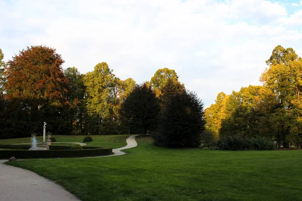 Großartige Landschaft Des Herbstparks Mit Wegen Und Brunnen — Stockfoto