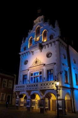 Rzeszow, Polonya - 06 Ekim 2013: Tarihi belediye binası şehir ışıkları akşam içinde eski pazar meydanında