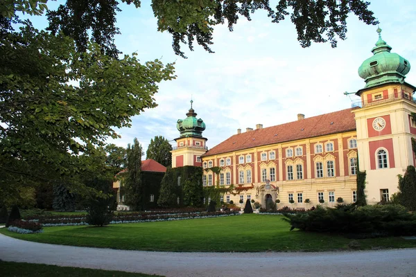 Lancut, Polonya - 06 Ekim 2013: Tarihsel Lancut Castle, Polonya. Güzel bir saray manzarası. Kale ikamet Lubomirski ve Potocki ailelerin