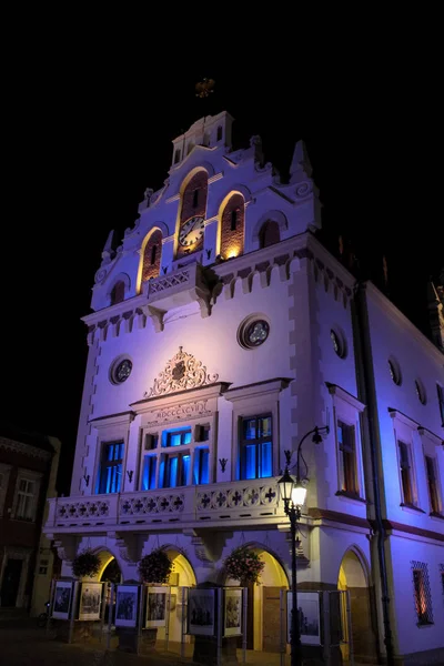 Rzeszow, Polonya - 06 Ekim 2013: Tarihi belediye binası şehir ışıkları akşam içinde eski pazar meydanında