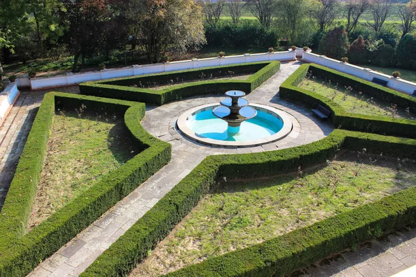 宏伟的宫殿迷宫花园 中间有一个喷泉 — 图库照片