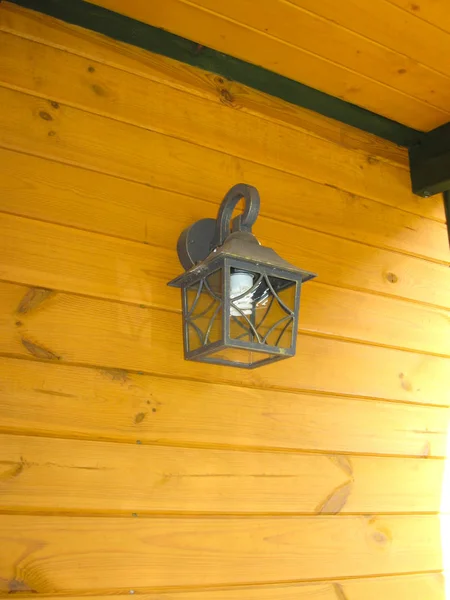 Uma Lanterna Elétrica Que Pendura Uma Parede Madeira — Fotografia de Stock