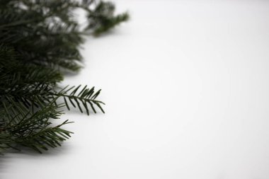 Beyaz arka plan üzerinde yeni yıl süslemeleri. Noel çerçevelerle metniniz için bir yer. Kopyalama alanı alanı.