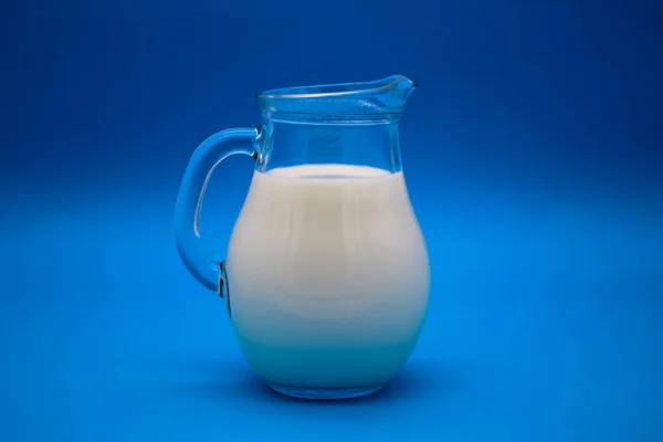 蓝色背景上的一罐牛奶 — 图库照片