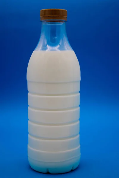 Flaska Mjölk Blå Bakgrund — Stockfoto