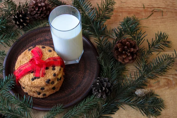Ein Glas Milch Und Kekse Für Den Weihnachtsmann Heiligabend Konzept — Stockfoto