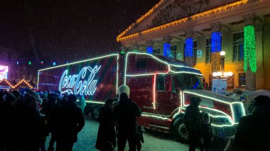 Ternopil, Ukrayna - 5 Ocak 2019: Coca-Cola Noel kamyon Ternopil uzun Ukrayna Tur ziyaret etti. Onların resmi Coca-Cola kamyonla alınan için queuing insanlar