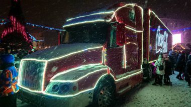 Ternopil, Ukrayna - 5 Ocak 2019: Coca-Cola Noel kamyon Ternopil uzun Ukrayna Tur ziyaret etti. Onların resmi Coca-Cola kamyonla alınan için queuing insanlar