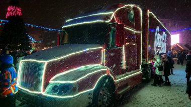 Ternopil, Ukrayna - 5 Ocak 2019: Coca-Cola Noel kamyon Ternopil uzun Ukrayna Tur ziyaret etti. Onların resmi Coca-Cola kamyonla alınan için queuing insanlar