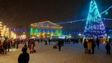 Ternopil, Ukrayna - 5 Ocak 2019: Coca-Cola Noel kamyon Ternopil uzun Ukrayna Tur ziyaret etti. Onların resmi Coca-Cola kamyonla alınan için queuing insanlar