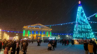 Ternopil, Ukrayna - 5 Ocak 2019: Coca-Cola Noel kamyon Ternopil uzun Ukrayna Tur ziyaret etti. Onların resmi Coca-Cola kamyonla alınan için queuing insanlar