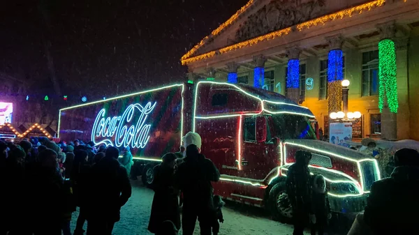Ternopil, Ukrayna - 5 Ocak 2019: Coca-Cola Noel kamyon Ternopil uzun Ukrayna Tur ziyaret etti. Onların resmi Coca-Cola kamyonla alınan için queuing insanlar