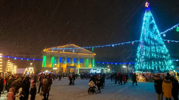 Ternopil, Ukrayna - 5 Ocak 2019: Coca-Cola Noel kamyon Ternopil uzun Ukrayna Tur ziyaret etti. Onların resmi Coca-Cola kamyonla alınan için queuing insanlar