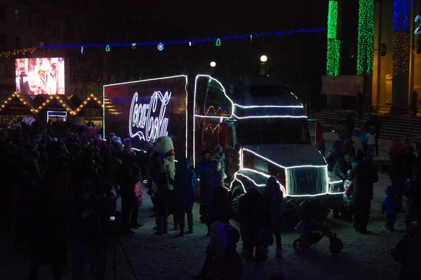 Ternopil, Ukrayna - 5 Ocak 2019: Coca-Cola Noel kamyon Ternopil uzun Ukrayna Tur ziyaret etti. Onların resmi Coca-Cola kamyonla alınan için queuing insanlar