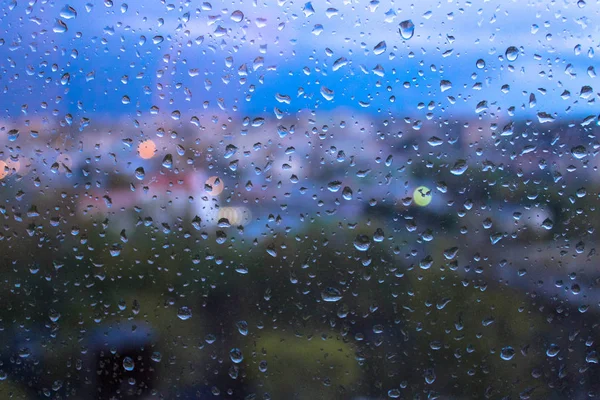 ぼやけ街並みの背景を持つウィンドウ ガラス表面の雨滴 — ストック写真