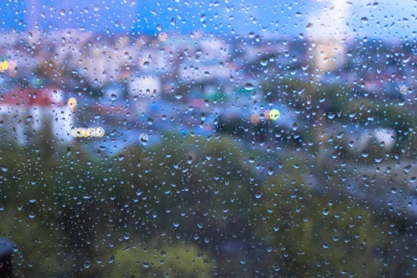 ぼやけ街並みの背景を持つウィンドウ ガラス表面の雨滴 — ストック写真