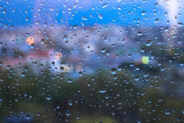 ぼやけ街並みの背景を持つウィンドウ ガラス表面の雨滴 — ストック写真