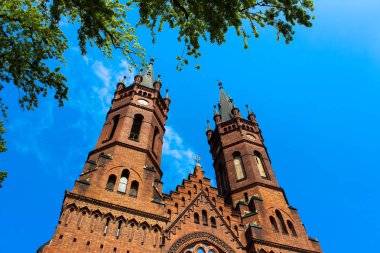 Tarnow, Polonya - 01 Nisan 2014: Kutsal Aile Gotik Katolik Kilisesi'nin dış